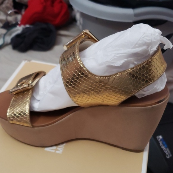 Michael kors tan gold wedges - Picture 2 of 4